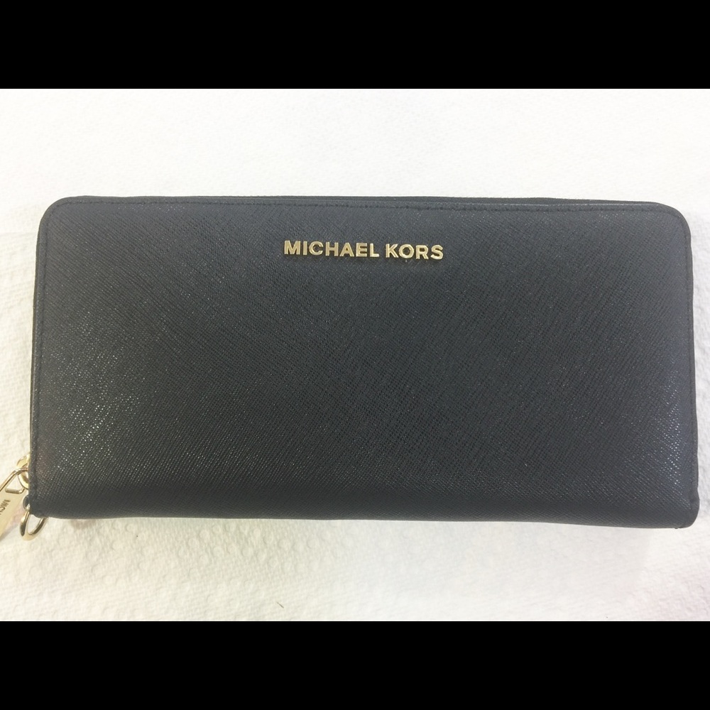 Michael Kors Jet Set Travel Continental Wallet.